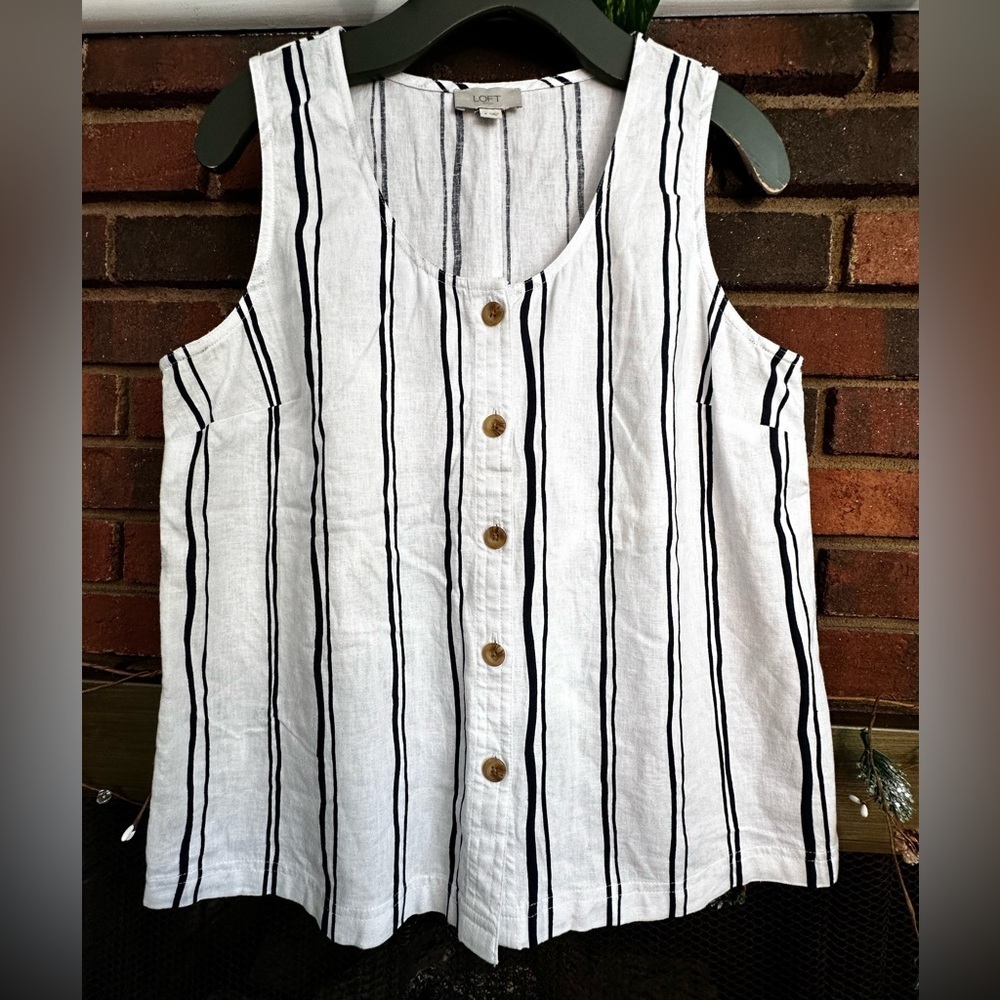 🛍️ Loft outlet sleeveless button down shirt with new condition.